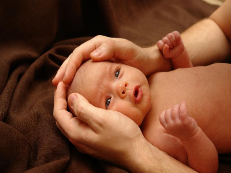 Toucher bébé dès sa naissance apporte plusieurs avantages
